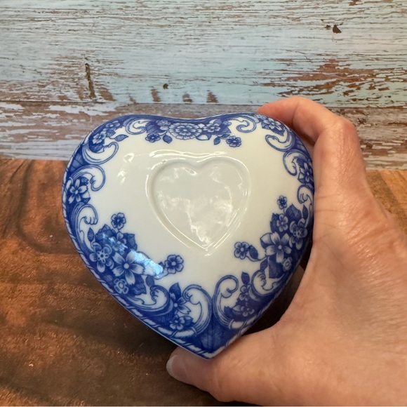 Porcelain Music Trinket Lidded Box Blue and White Plays “I will always love you” - Picture 9 of 9